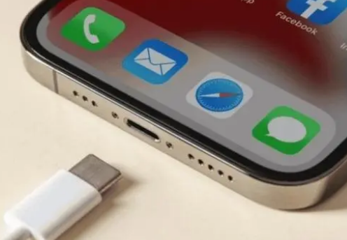 新和苹果15维修分享iPhone15改USB-C接口后能和安卓用户互借充电器吗